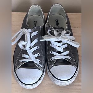 Converse Chuck Taylor Dainty Low Top
Grey
Size 7.5